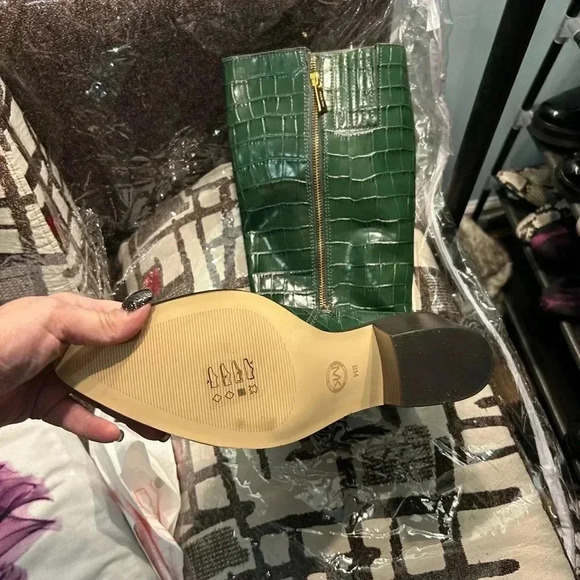 Beautiful green coach boots. Brand new, never worn. Size 8. No box . - Picture 3 of 4